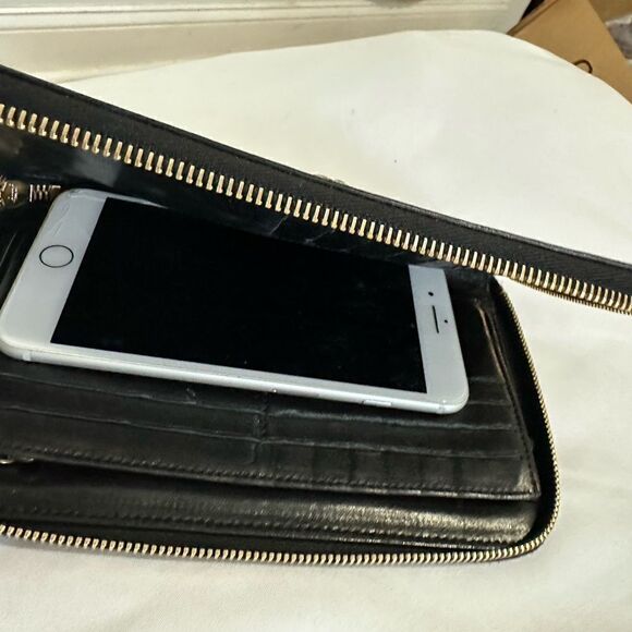 Chanel leather camellia clutch with golden camellia - Picture 9 of 15